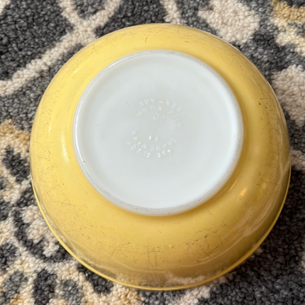 Pyrex #403 2-1/2 Quart Yellow stacking Mixing Bowl.